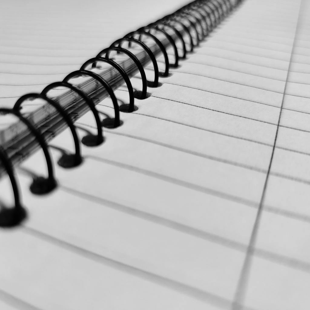 دفتر ملاحظات يحتوي على كتابة عربية وإنجليزية متجاوبة