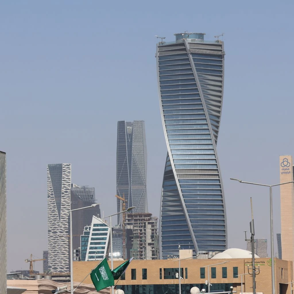 واجهة معمارية معاصرة في الرياض مضاءة بخطوط ذهبية عمودية