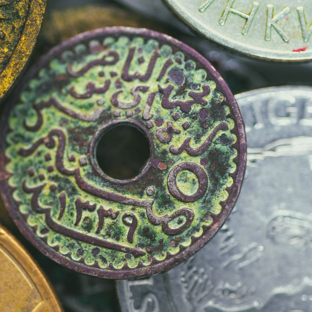 كتاب طباعة عربية عتيق مفتوح على سطح خشبي
